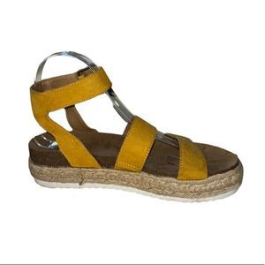 Universal Thread goods espadrilles sandals.